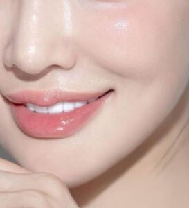 Phun môi tự nhiên có bền màu không? Ưu nhược điểm cần biết