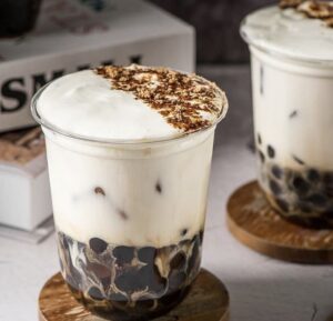 Phun môi uống trà sữa được không? Chuyên gia giải đáp ảnh hưởng đến màu môi