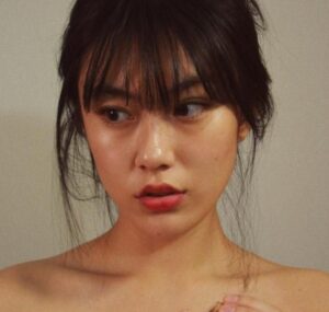 Phun môi xí muội màu đỏ cam có hợp da ngăm không? Ai nên phun?