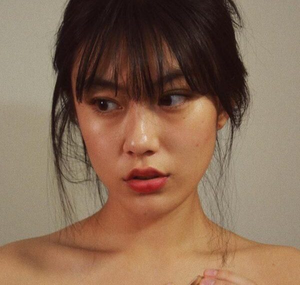 Phun môi xí muội màu đỏ cam có hợp da ngăm không? Ai nên phun?