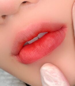 Phun môi xong bị dính nước có sao không? Cách xử lý đúng chuẩn chuyên gia