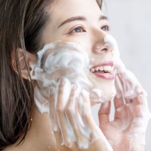 Phun môi xong có được rửa mặt không? Hướng dẫn chi tiết từng ngày