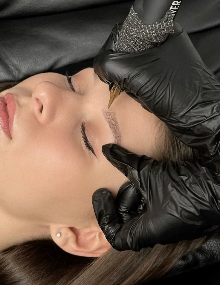 Phun xăm thẩm mỹ chi phí bao nhiêu? Bảng giá & yếu tố ảnh hưởng 2026 2 Phun xăm thẩm mỹ có đau không? Cách giảm đau hiệu quả