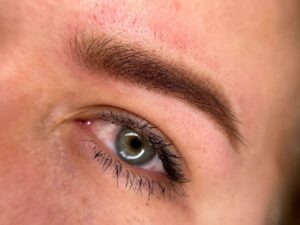 Phun xăm thẩm mỹ là gì? Lợi ích, rủi ro và sự thật ít ai nói