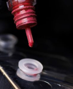 Quy trình phun môi có ảnh hưởng đến độ bền màu không? Sự thật cần biết