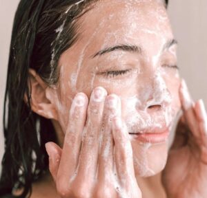 Lông mày mới phun bị dính nước là bình thường hay cần xử lý ngay?