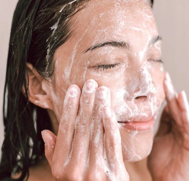 Lông mày mới phun bị dính nước là bình thường hay cần xử lý ngay?