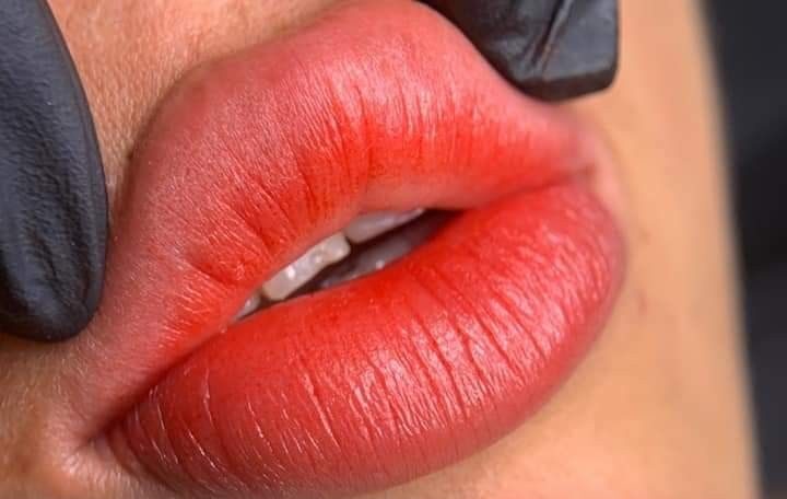 Tại sao phun môi bị sưng lâu không hết? Khi nào cần đi khám ngay?