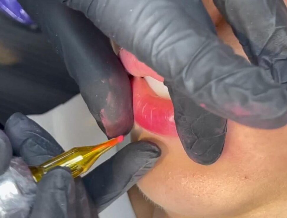 Tại sao phun môi càng dặm càng nhạt màu? Cảnh báo từ kỹ thuật viên lâu năm