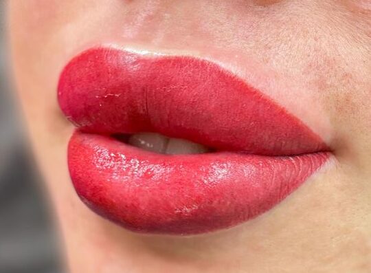 Phun môi bao lâu thì lên màu đẹp và bền chuẩn 2026? 2 Vì sao phun môi không lên màu dù đã bong? Sự thật ít ai nói rõ