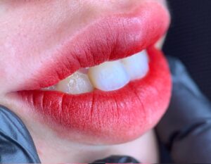 Xăm môi có đau không? Những điều cần biết trước khi thực hiện