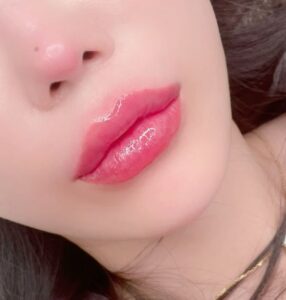 Phun môi màu hồng rose có bền không? Yếu tố ảnh hưởng độ giữ màu