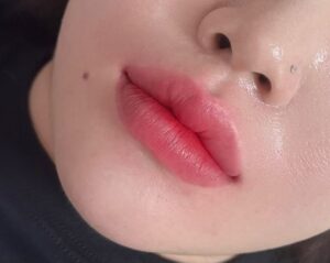 Phun môi có hợp với người ít trang điểm không?