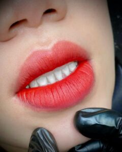 Phun môi và xăm môi khác nhau thế nào? 1 bảng so sánh chuẩn