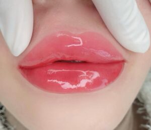 Phun môi và thêu môi khác nhau thế nào – giải thích dễ hiểu? 3 Phun môi có cần dặm lại không hay để tự phai?