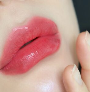 Phun môi có an toàn cho mẹ bầu không? Giải đáp chuyên gia