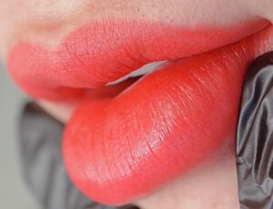 Phun môi màu cam hồng đào có hợp môi thâm không? Chuyên gia giải đáp