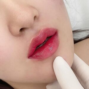 Phun môi theo sắc môi gốc: bí quyết giúp màu bong ra tự nhiên như môi thật