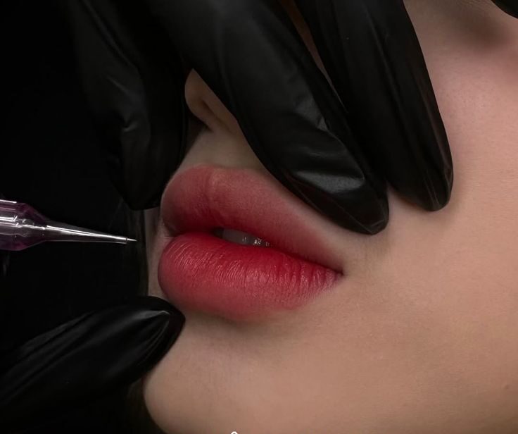 Phun môi collagen: Công nghệ mới giữ màu bền & môi không khô 3 Phun môi có đau như lời đồn? Thực tế từ khách hàng