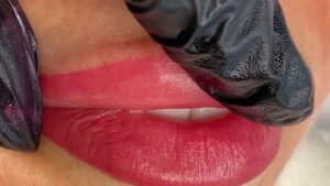 Phun môi cho học sinh, sinh viên: Màu nhẹ mà trendy