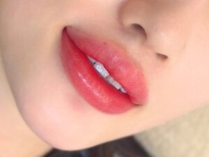 Phun môi xong có chạm tay vào được không? Lý do khoa học