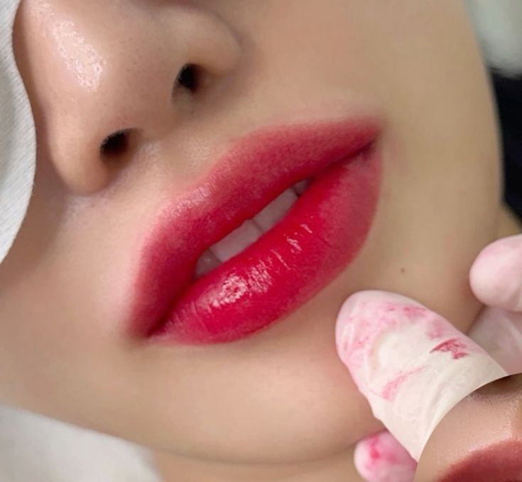 Phun xăm thẩm mỹ là gì? Hướng dẫn toàn tập từ A-Z cho người mới bắt đầu 2 Phun môi có ảnh hưởng gì đến môi nhạy cảm không?