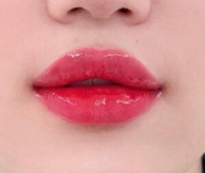 Phun môi xong nên “nghỉ son” bao lâu để môi hồi màu chuẩn nhất?