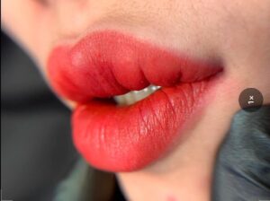 Phun môi giữ được bao lâu? 5 yếu tố quyết định tuổi thọ màu