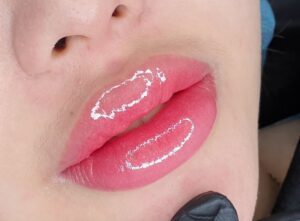 Phun môi một lần, màu môi thay đổi theo từng năm như thế nào?