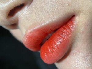 Phun môi màu cam cháy: tone trầm ấm giúp đôi môi sang và cá tính