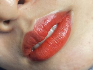 Sau phun môi, nước bạn uống mỗi ngày cũng ảnh hưởng đến màu môi