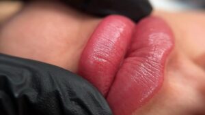 Tội lỗi của son lì – Lợi ích của phun môi: Bạn chọn phe nào?