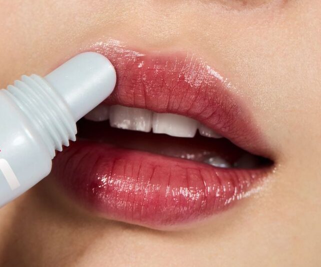 Phun môi Ombre – Xu hướng giúp gương mặt tươi tắn sau kỳ nghỉ 3 Vừa phun môi xong nên bôi gì? gợi ý sản phẩm an toàn cho môi nhạy cảm