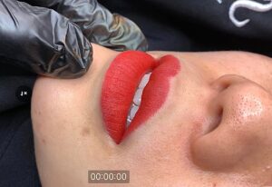 Phun môi xong không chỉ kiêng ăn – mà còn phải kiêng… thói quen này