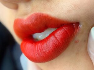 Phun môi có đau không? Giải đáp theo từng mức độ chịu đau của bạn