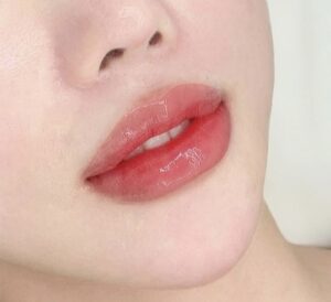 Phun môi có làm môi nhạy cảm hơn với son lì và mỹ phẩm không?