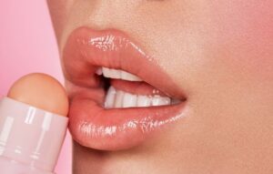 Vừa phun môi xong nên bôi gì? Chuyên gia khuyên dùng loại nào?