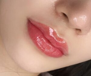 Bao lâu sau phun môi thì có thể đánh son lại bình thường?