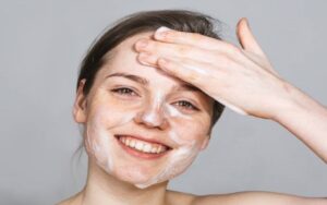 Vừa phun lông mày đã dính nước: có ảnh hưởng đến màu mày không?