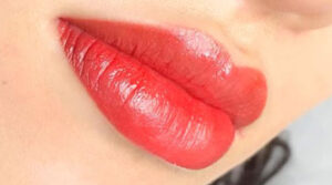 Phun môi có giúp môi đều màu và tươi tắn lâu dài không?