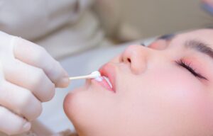 Phun môi có gây đau không? Cảm giác thực tế khi làm là như thế nào?