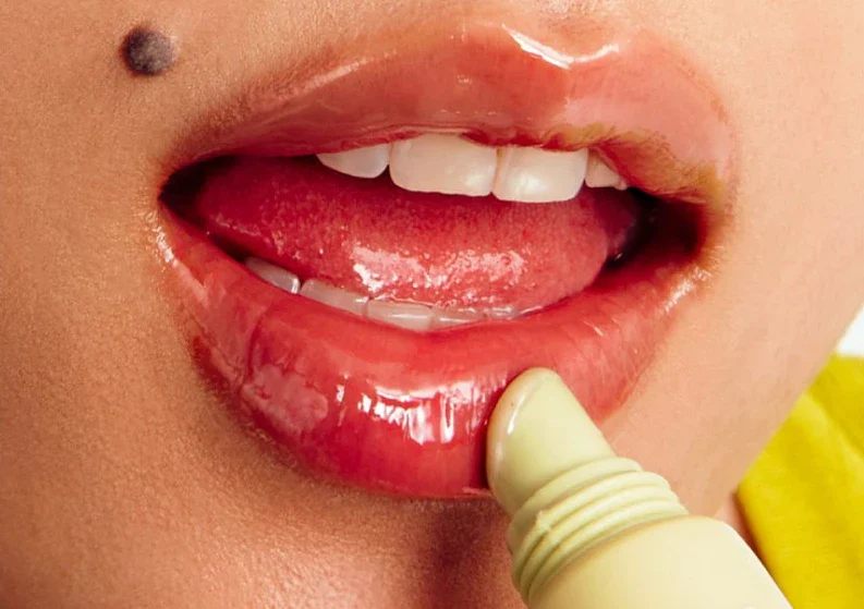 Sai lầm thường gặp khi khử thâm môi khiến môi không hồng như mong muốn 3 Phun môi xong nên bôi gì để môi bong tự nhiên, không đau rát?