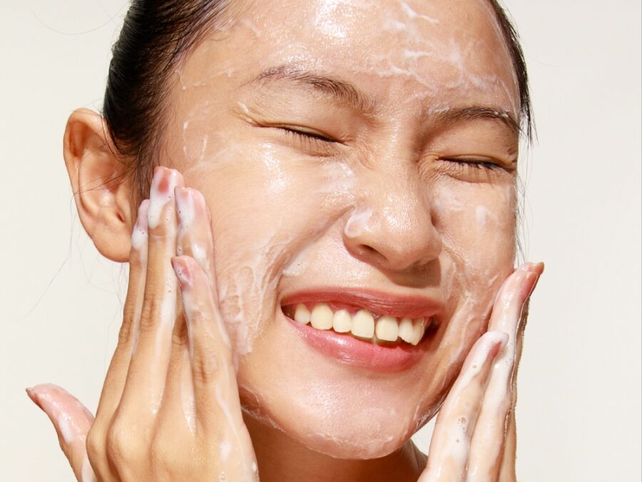 Phun lông mày xong dính nước có làm trôi màu không?