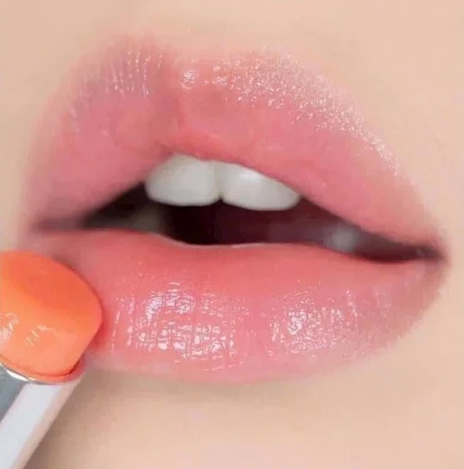 Sau phun môi nên bôi gì để môi nhanh phục hồi và ít sưng?