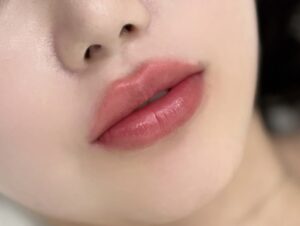 Phun môi có bị lệch viền sau khi bong không? Cách nhận biết sớm và xử lý an toàn