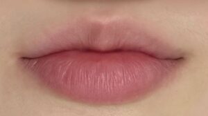 Môi xỉn màu sau Tết do ăn uống nhiều? Giải pháp phun môi phục hồi sắc môi nhanh chóng