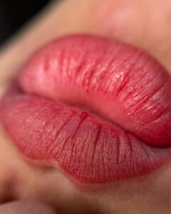 5 dấu hiệu bạn nên đi dặm lại môi hoặc chân mày sau Tết