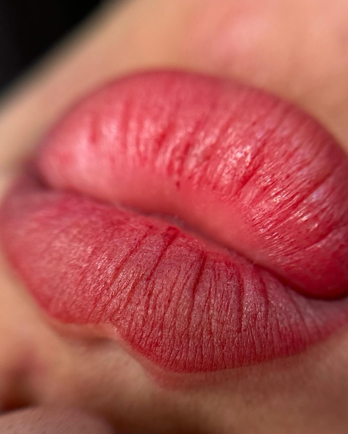 5 dấu hiệu bạn nên đi dặm lại môi hoặc chân mày sau Tết