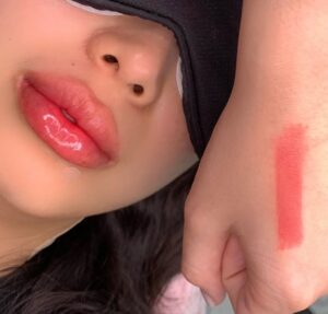 Phun môi có làm gương mặt trông trẻ hơn thật không hay chỉ là cảm giác chủ quan?