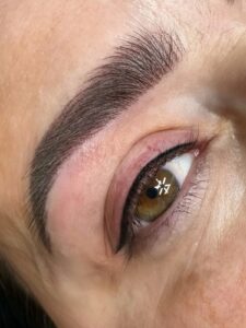 Chân mày trổ đỏ, trổ xanh là do đâu? Cách khắc phục trước Tết 2026